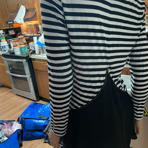 Black and White Striped Shirt with Zipper as a Design - Picture 3 of 4